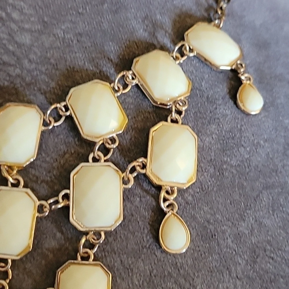 3/$30 VTG Creamy Yellow Geometric Cluster Cascade Bib Chandalier Necklace